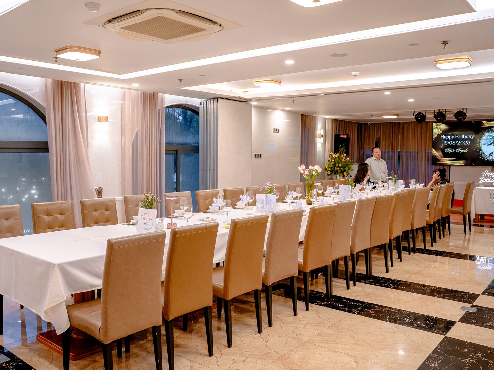 Sảnh tiệc bày bàn dài