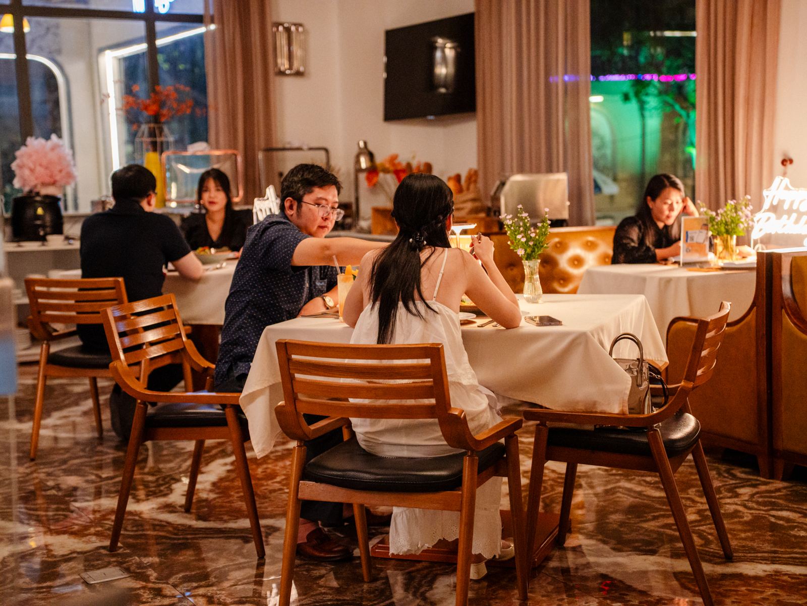 Khách dùng bữa trong sảnh nhà hàng Mango